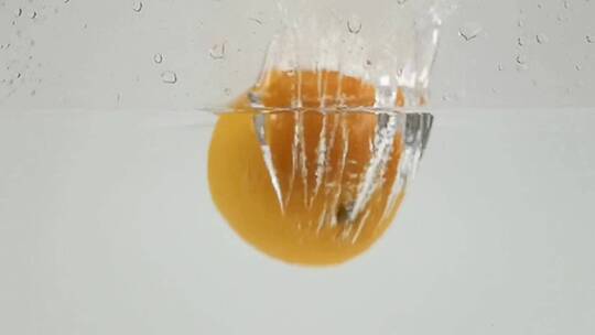 橙子入水瞬间高速摄影
