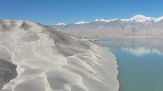 新疆风化山丘湖泊岸边航拍