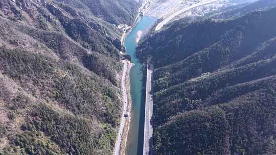 邵阳洞口塘山间河流旁的高速公路鸟瞰全景