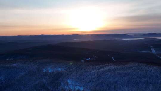 大兴安岭冬季雪色山林黎明风景