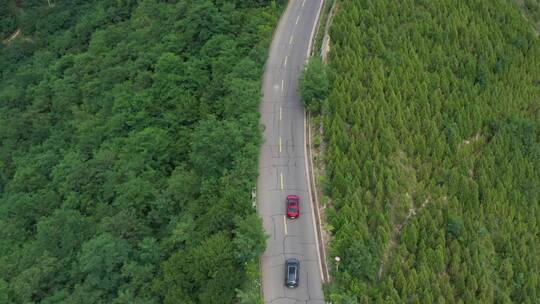 新能源汽车穿行在山间