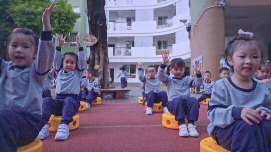 幼儿园的老师和孩子们玩耍学习