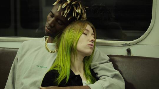 情侣在火车上睡觉视频素材模板下载