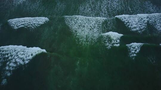 海浪飞溅的无人机视图