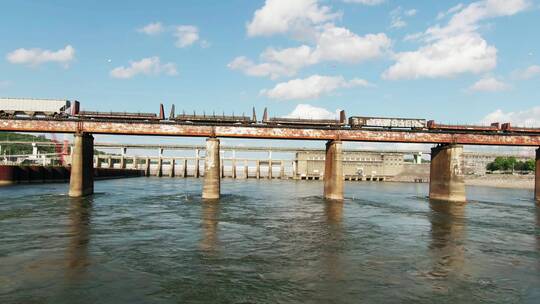 一座横跨河流大坝的铁路桥视频素材模板下载