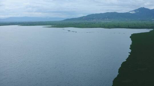 从空中俯瞰的一大片平原上的湖泊