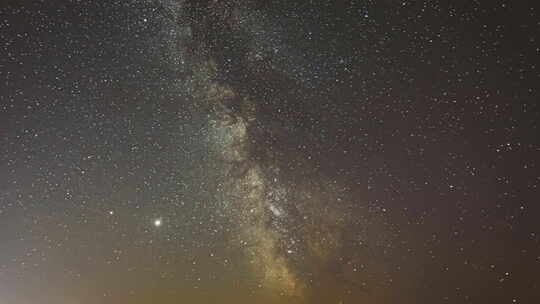 夜空中闪烁的星星。天空中行星土星和木星的