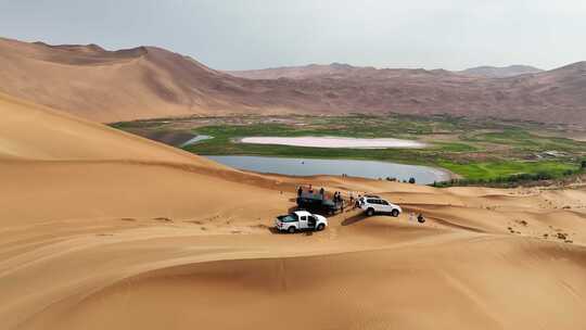 航拍沙漠中的车队和海子