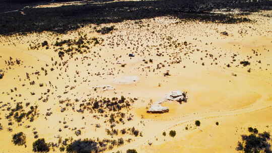 沙质地形和散落巨石的干旱沙漠景观鸟瞰图