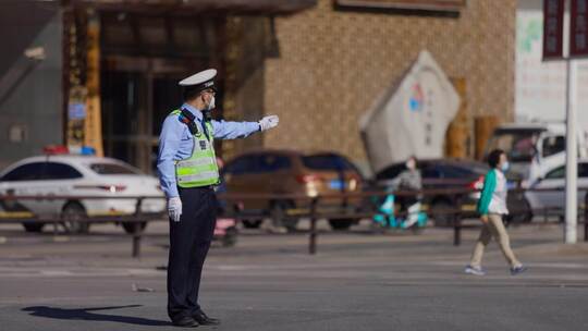 交通岗 城市街道 交警指挥 过往车辆人群