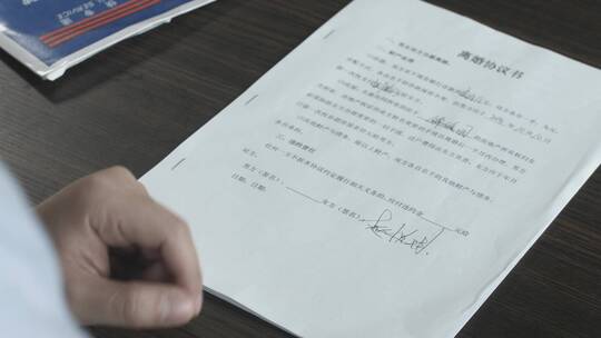 男人收到老婆的离婚协议并签字视频素材模板下载
