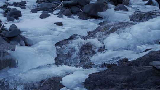 水流溪流冰雪融化
