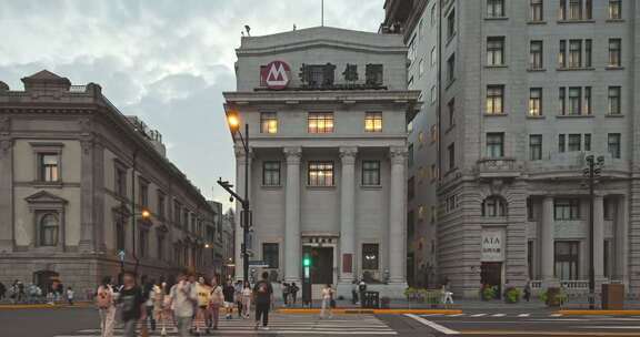 上海外滩招商银行大楼建筑车流傍晚