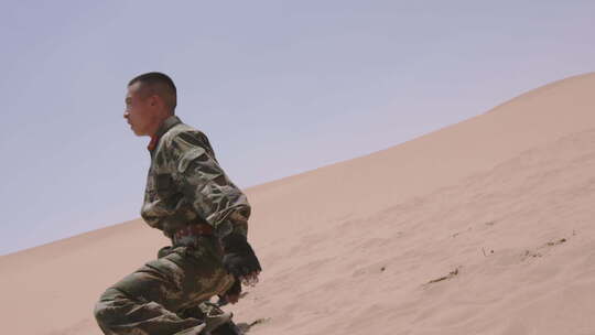 烈日下边防战士在沙漠中演练特写慢动作