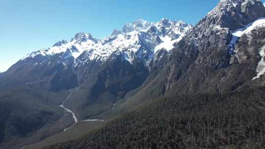 航拍晴天玉龙雪山景区