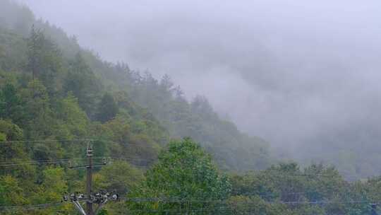 初秋雨中山脉云雾缭绕的绝美自然风光