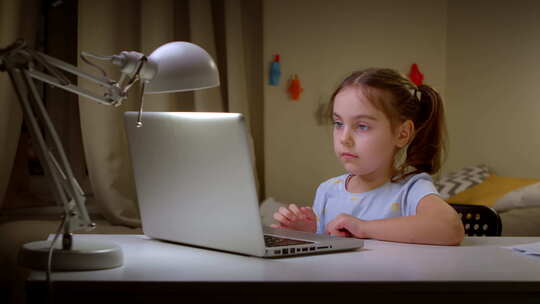 小女孩在笔记本电脑上的在线学校学习视频素材模板下载