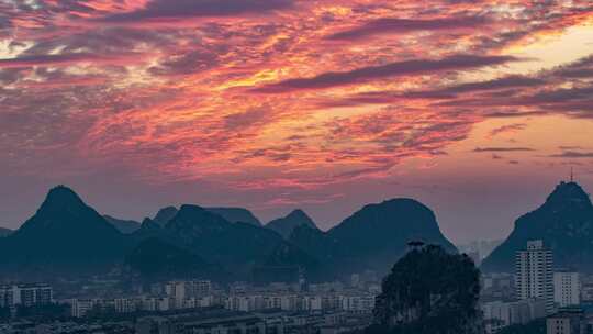 柳州市区喀斯特山丘与晚霞延时摄影