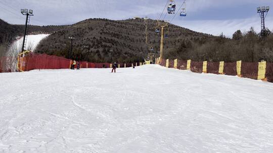 户外滑雪滑雪场滑雪的人视频素材模板下载