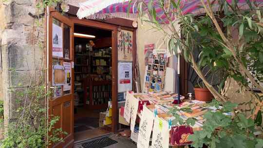 法国南部老房子里的书店入口处展示的书籍