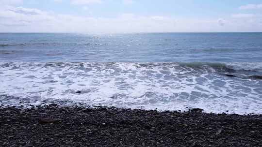 海水拍打在沙滩上