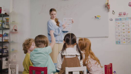 教学生字母的女教师