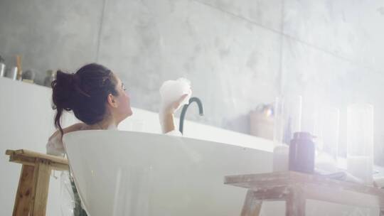 女人躺在浴缸里洗澡  视频素材模板下载