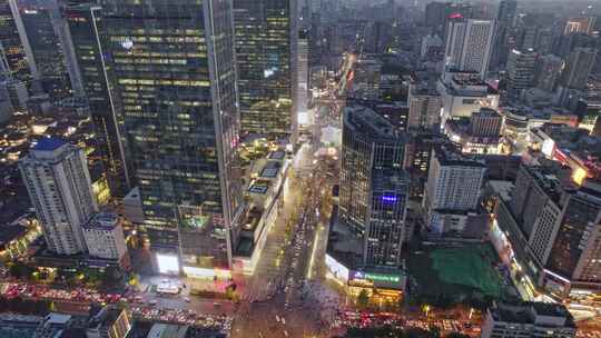 成都春熙路太古里IFS大熊猫雕塑夜景航拍