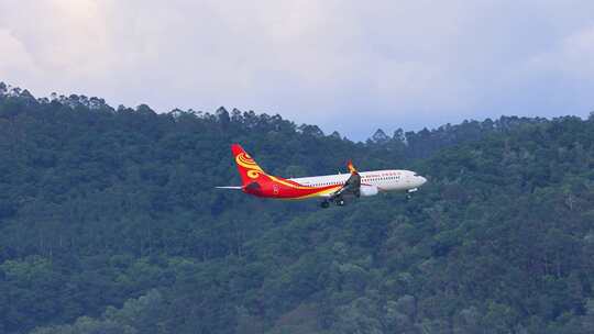 海南航空飞机在深圳机场降落