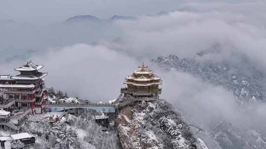 7倍航拍渐远老君山道观群雪云海