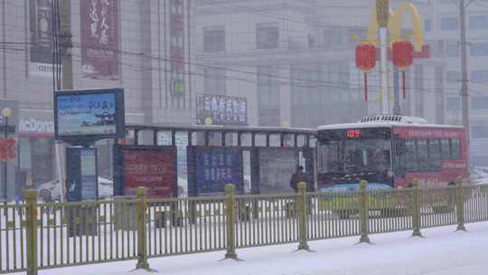 4k北方城市下大雪的公交站等公交车的人
