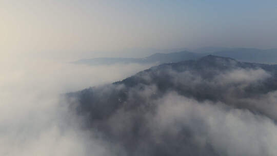 唯美自然大山雨后云雾