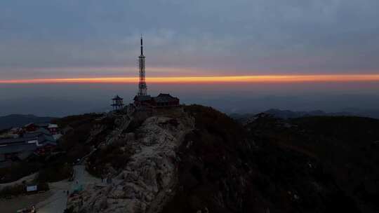 泰山极顶暮色下的山峦风光