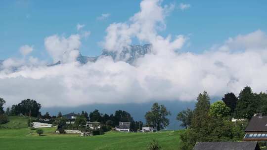 全景列支敦士登与阿尔卑斯山山谷绿地上的房屋