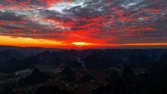 农村夕阳火烧云红色天空