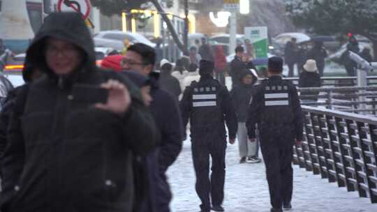 山东威海火炬八街雪中巡逻的警察与游客视频素材模板下载