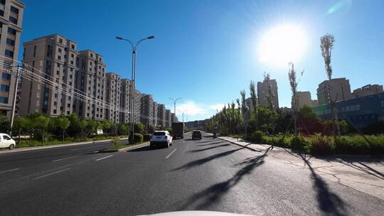 驾车开车乘车行驶在城市道路上第一视角