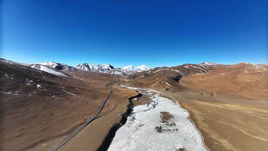 西藏高原蓝天雪山航拍