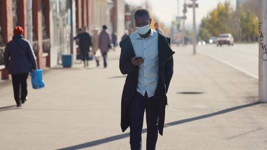 戴口罩的男士在街上行走视频素材模板下载