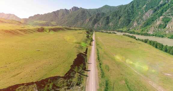 空中农村山路和草地在阳光明媚的夏季早晨沥