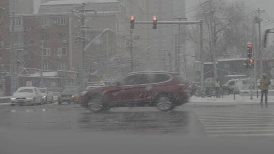 城市大雪出行 城市街道雪景