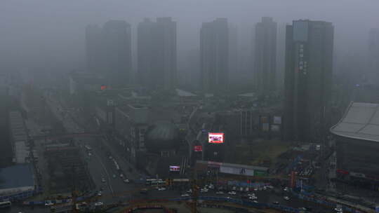 俯拍武汉光谷广场雨天雾天人流车流 组镜