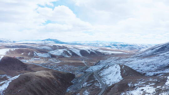 川西藏区雪山公路白云
