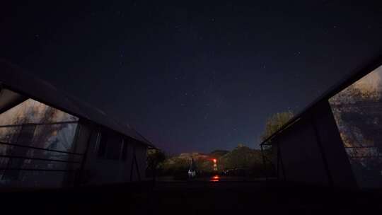 山东荣成海驴岛码头帐篷露营地的夜晚星空