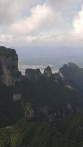 竖版航拍张家界天门山5A景区湖南