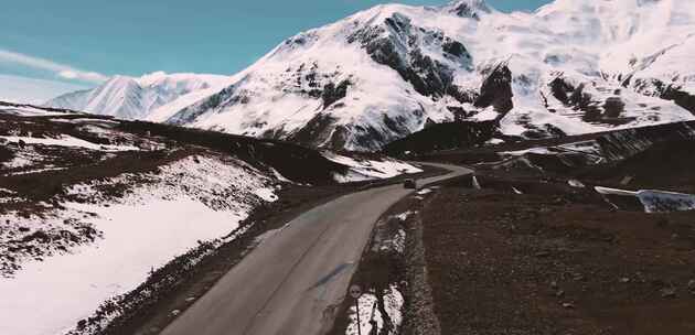 航拍喜马拉雅山脉的雪峰和道路