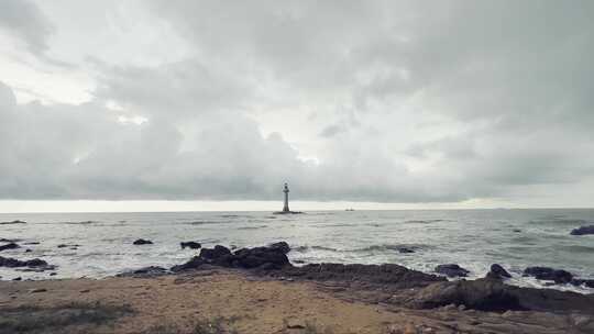 大海边的岩石海浪