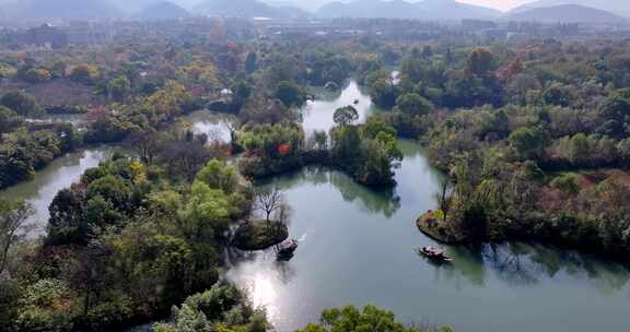 摇橹船在杭州西溪湿地河道中前行