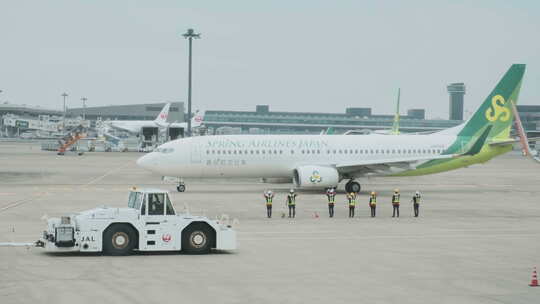 4K日本成田机场飞机出发工作人员挥手再见
