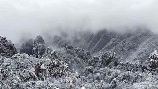 云雾缭绕的雪山景色 安徽黄山 怪石